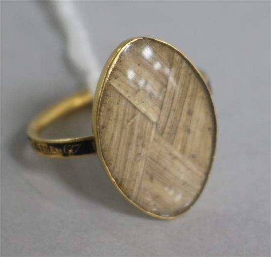 A George III yellow metal (18ct) and enamelled mourning ring with hairpiece in marquise setting (a.f)